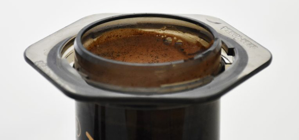 Ľahký, nerozbitný, pripraví kvalitnú kávu doma